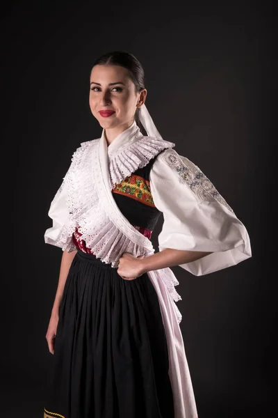 Ung Vacker Slogan Kvinna Traditionell Klänning Slovakiska Folklore — Stockfoto