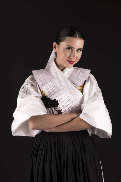 Ung Vacker Slogan Kvinna Traditionell Klänning Slovakiska Folklore — Stockfoto