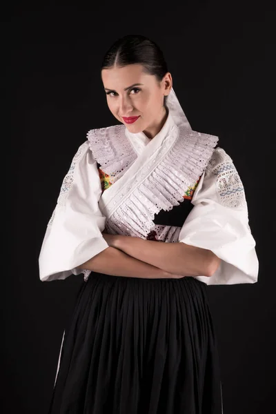 Fiatal Gyönyörű Szlovák Hagyományos Ruhában Szlovák Folklór — Stock Fotó