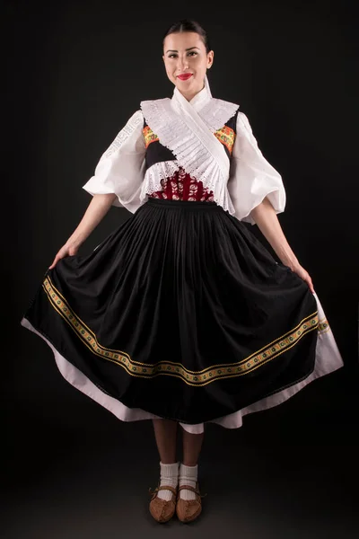 Ung Vacker Slogan Kvinna Traditionell Klänning Slovakiska Folklore — Stockfoto