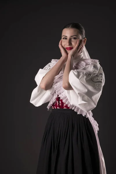 Ung Vacker Slogan Kvinna Traditionell Klänning Slovakiska Folklore — Stockfoto