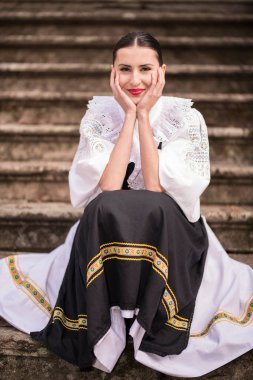 Slovak folkloru. Slovak halk kızı dışarıda poz veriyor.