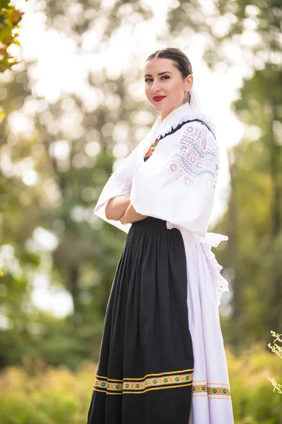 スロバキアの民間伝承 スロバキアの民俗女の子ポージング屋外 — ストック写真