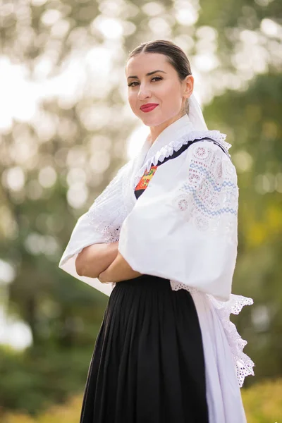 Σλοβακική Παράδοση Σλοβάκικο Λαϊκό Κορίτσι Που Ποζάρει Έξω — Φωτογραφία Αρχείου