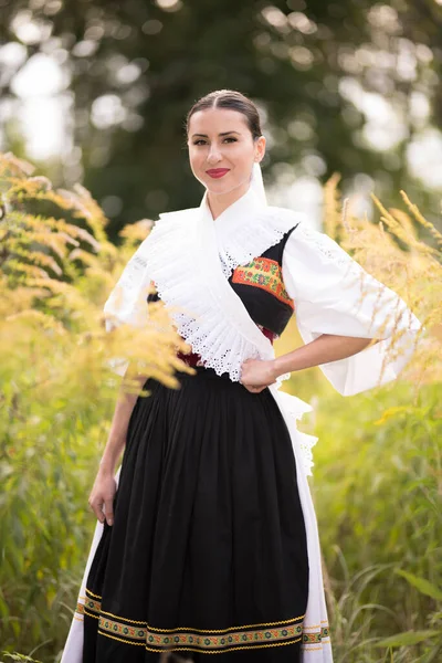 Slovakisk Folklore Slovakiska Folk Flicka Poserar Utomhus — Stockfoto