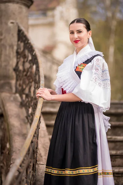 Slovak Folkloru Slovak Halk Kızı Dışarıda Poz Veriyor — Stok fotoğraf