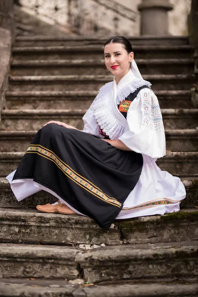 Slovak Folkloru Slovak Halk Kızı Dışarıda Poz Veriyor — Stok fotoğraf