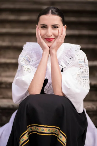 Folklore Eslovaco Eslovaco Folklórico Chica Posando Aire Libre — Foto de Stock