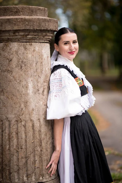 斯洛伐克民间传说 在户外摆姿势的斯洛伐克民间女孩 — 图库照片