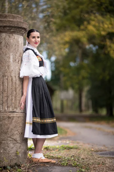 スロバキアの民間伝承 スロバキアの民俗女の子ポージング屋外 — ストック写真