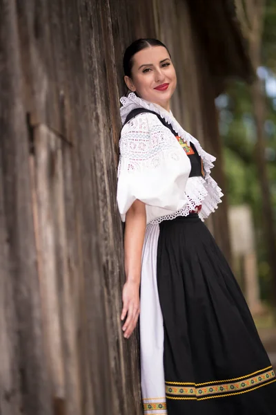 Slovak Folkloru Slovak Halk Kızı Dışarıda Poz Veriyor — Stok fotoğraf