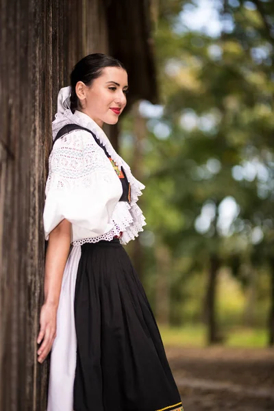 Słowacki Folklor Słowacka Dziewczyna Ludowa Pozowanie Świeżym Powietrzu — Zdjęcie stockowe