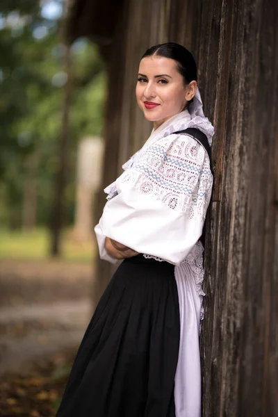Folklore Eslovaco Eslovaco Folklórico Chica Posando Aire Libre — Foto de Stock