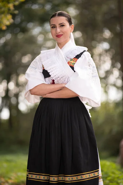 Folklore Eslovaco Eslovaco Folklórico Chica Posando Aire Libre — Foto de Stock