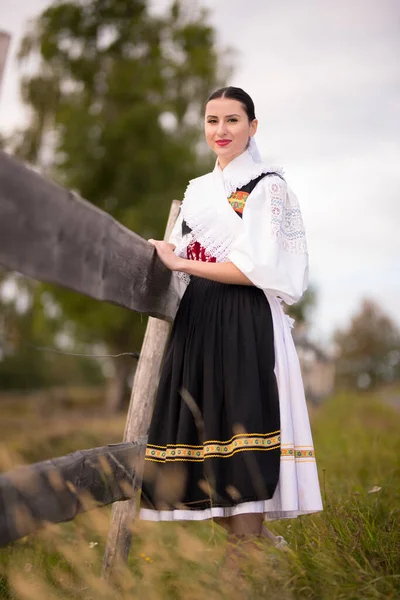Folklore Eslovaco Eslovaco Folklórico Chica Posando Aire Libre — Foto de Stock