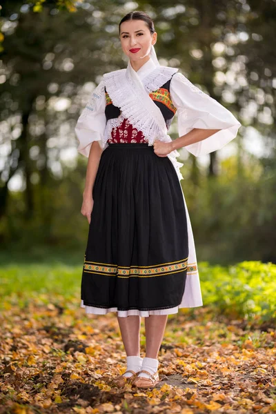 Szlovák Folklór Szlovák Népi Lány Pózol Szabadban — Stock Fotó