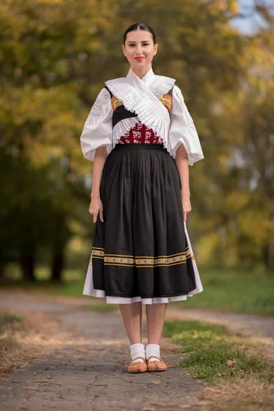 Folclore Slovacco Slovacca Ragazza Popolare Posa All Aperto — Foto Stock