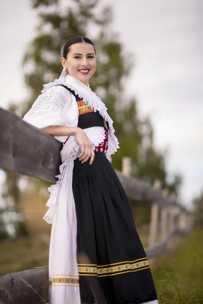 Słowacki Folklor Słowacka Dziewczyna Ludowa Pozowanie Świeżym Powietrzu — Zdjęcie stockowe