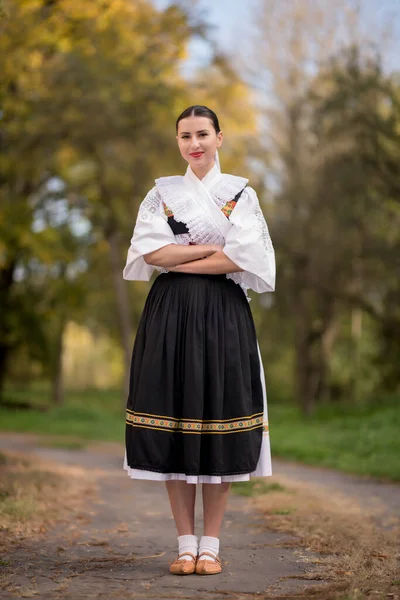 斯洛伐克民间传说 在户外摆姿势的斯洛伐克民间女孩 — 图库照片