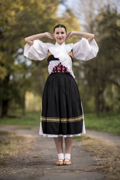 Σλοβακική Παράδοση Σλοβάκικο Λαϊκό Κορίτσι Που Ποζάρει Έξω — Φωτογραφία Αρχείου