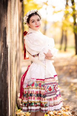 Geleneksel elbiseli, güzel, Slovak kadın. Slovakça folklor