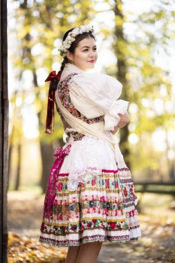 Geleneksel elbiseli, güzel, Slovak kadın. Slovakça folklor