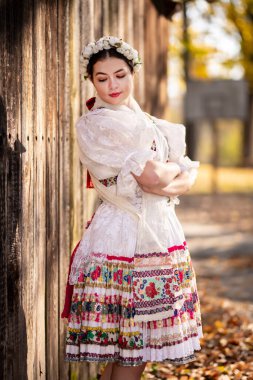 Geleneksel elbiseli, güzel, Slovak kadın. Slovakça folklor