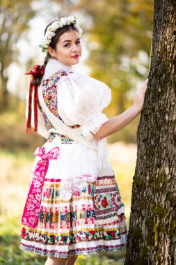 Geleneksel elbiseli, güzel, Slovak kadın. Slovakça folklor
