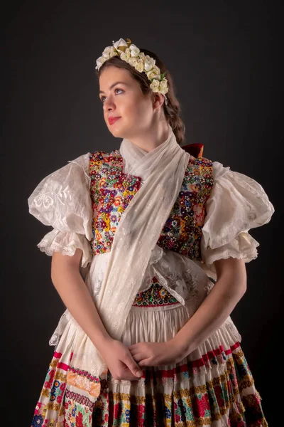 Ung Vacker Slogan Kvinna Traditionell Klänning Slovakiska Folklore — Stockfoto