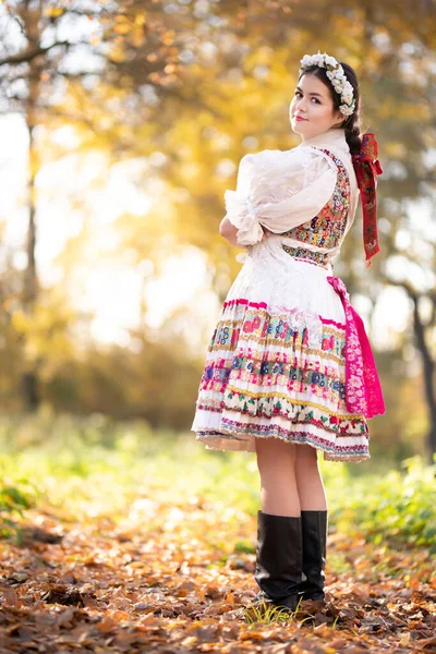 Młoda Piękna Słowianka Tradycyjnej Sukience Słowacki Folklor — Zdjęcie stockowe