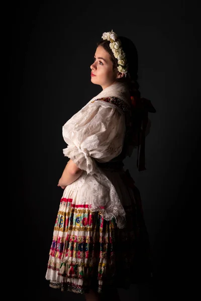 Jovem Bela Mulher Eslovaca Vestido Tradicional Folclore Eslovaco — Fotografia de Stock