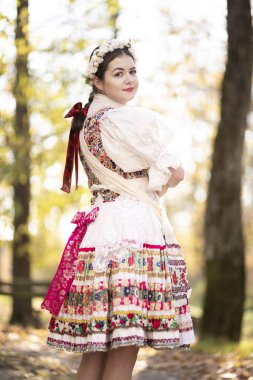 Geleneksel elbiseli, güzel, Slovak kadın. Slovakça folklor