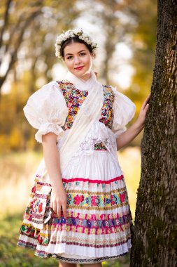 Geleneksel elbiseli, güzel, Slovak kadın. Slovakça folklor
