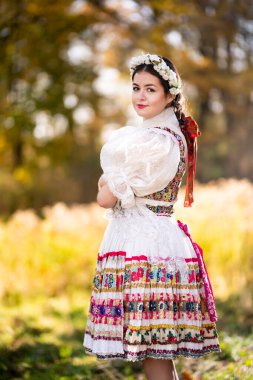 Geleneksel elbiseli, güzel, Slovak kadın. Slovakça folklor