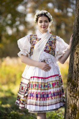 Geleneksel elbiseli, güzel, Slovak kadın. Slovakça folklor