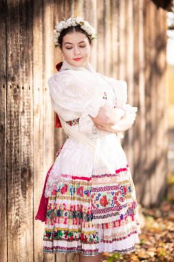 Geleneksel elbiseli, güzel, Slovak kadın. Slovakça folklor