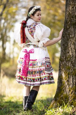Geleneksel elbiseli, güzel, Slovak kadın. Slovakça folklor