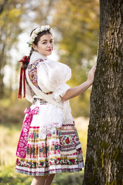 Fiatal Gyönyörű Szlovák Hagyományos Ruhában Szlovák Folklór — Stock Fotó