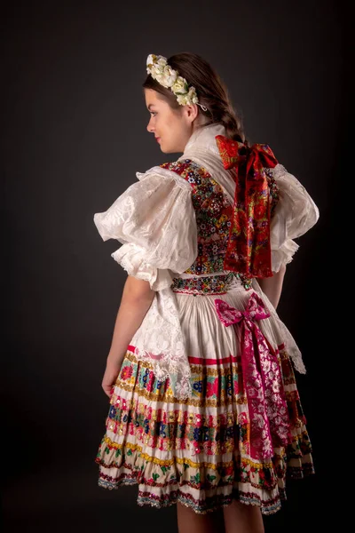 Fiatal Gyönyörű Szlovák Hagyományos Ruhában Szlovák Folklór — Stock Fotó