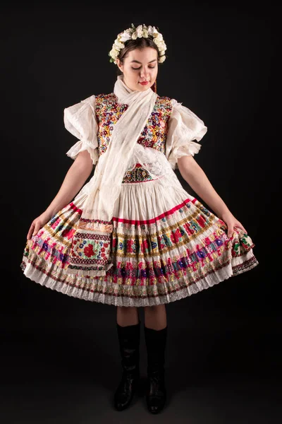 Ung Vacker Slogan Kvinna Traditionell Klänning Slovakiska Folklore — Stockfoto