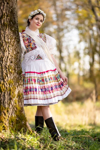 Ung Vacker Slogan Kvinna Traditionell Klänning Slovakiska Folklore — Stockfoto