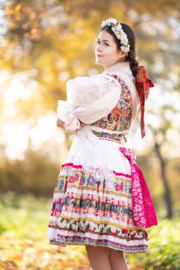 Geleneksel elbiseli, güzel, Slovak kadın. Slovakça folklor