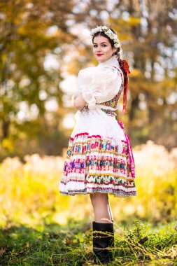 Geleneksel elbiseli, güzel, Slovak kadın. Slovakça folklor