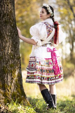 Geleneksel elbiseli, güzel, Slovak kadın. Slovakça folklor
