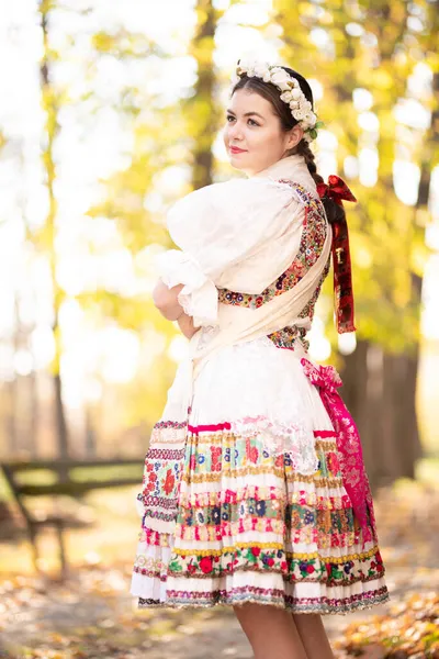 Młoda Piękna Słowianka Tradycyjnej Sukience Słowacki Folklor — Zdjęcie stockowe