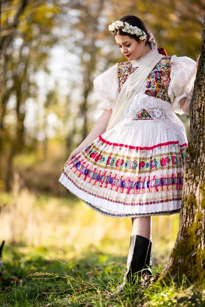 Jovem Bela Mulher Eslovaca Vestido Tradicional Folclore Eslovaco — Fotografia de Stock