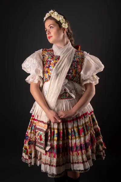 Fiatal Gyönyörű Szlovák Hagyományos Ruhában Szlovák Folklór — Stock Fotó