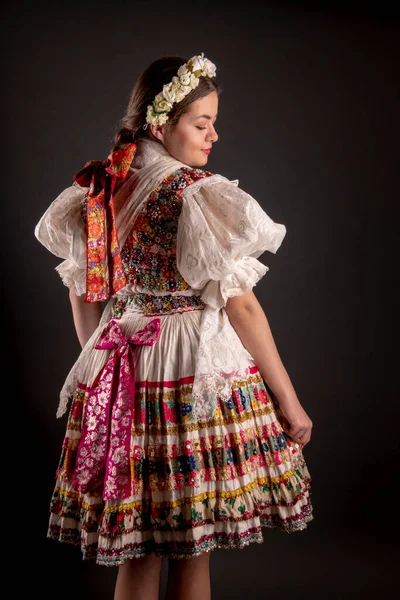 Młoda Piękna Słowianka Tradycyjnej Sukience Słowacki Folklor — Zdjęcie stockowe