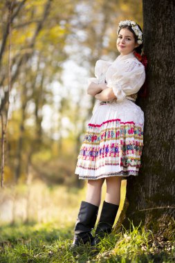 Geleneksel elbiseli, güzel, Slovak kadın. Slovakça folklor