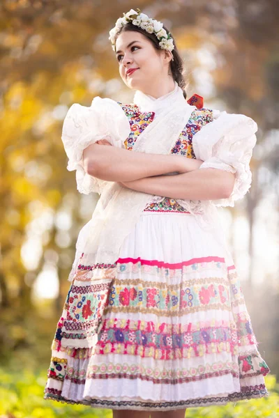 Młoda Piękna Słowianka Tradycyjnej Sukience Słowacki Folklor — Zdjęcie stockowe